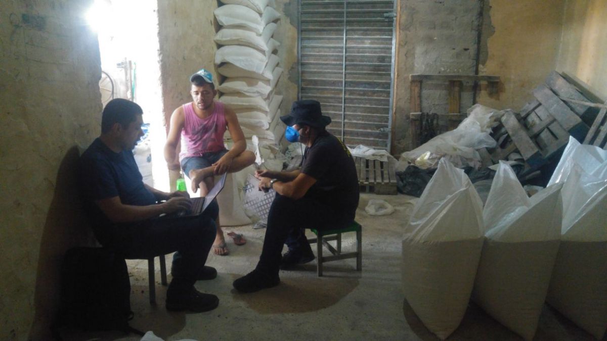 Trabalhadores recebiam R$ 4 para raspar 200 kg de mandioca em casas de farinha