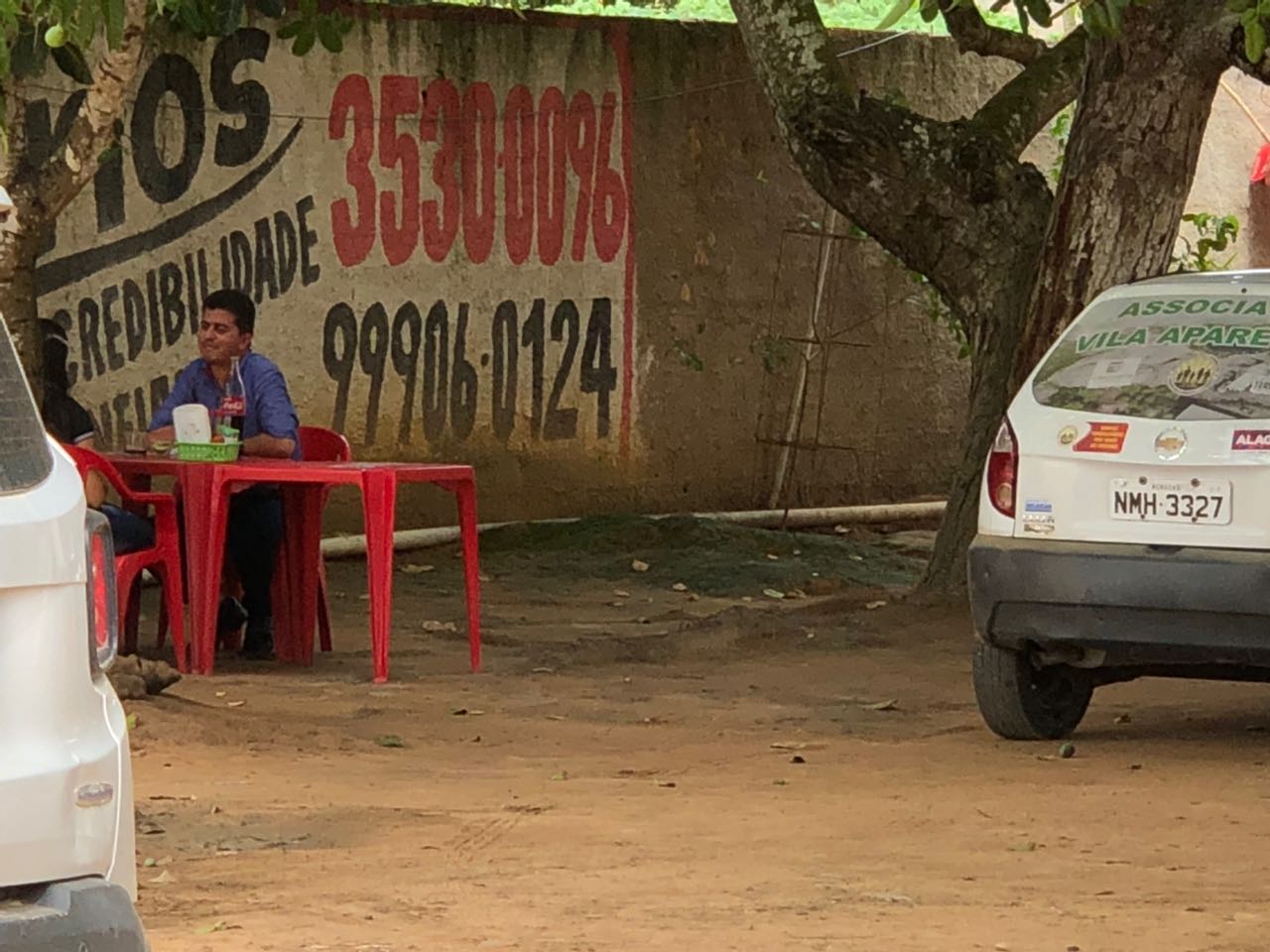 Veículo da Secretaria da Agricultura é flagrado com presidente de associação na porta de bar