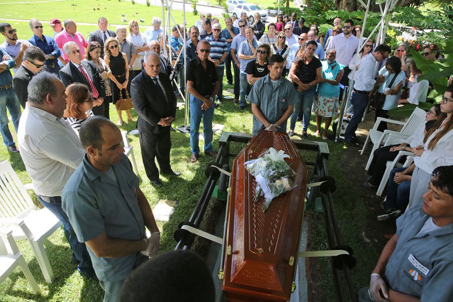 Familiares e autoridades se despedem do jornalista Vladimir Calheiros