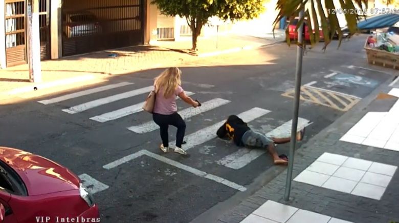 Policial à paisana reage a assalto e atira contra bandido no interior de SP; assista