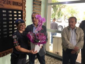 Policial mãe que matou ladrão em porta de escola de SP é homenageada