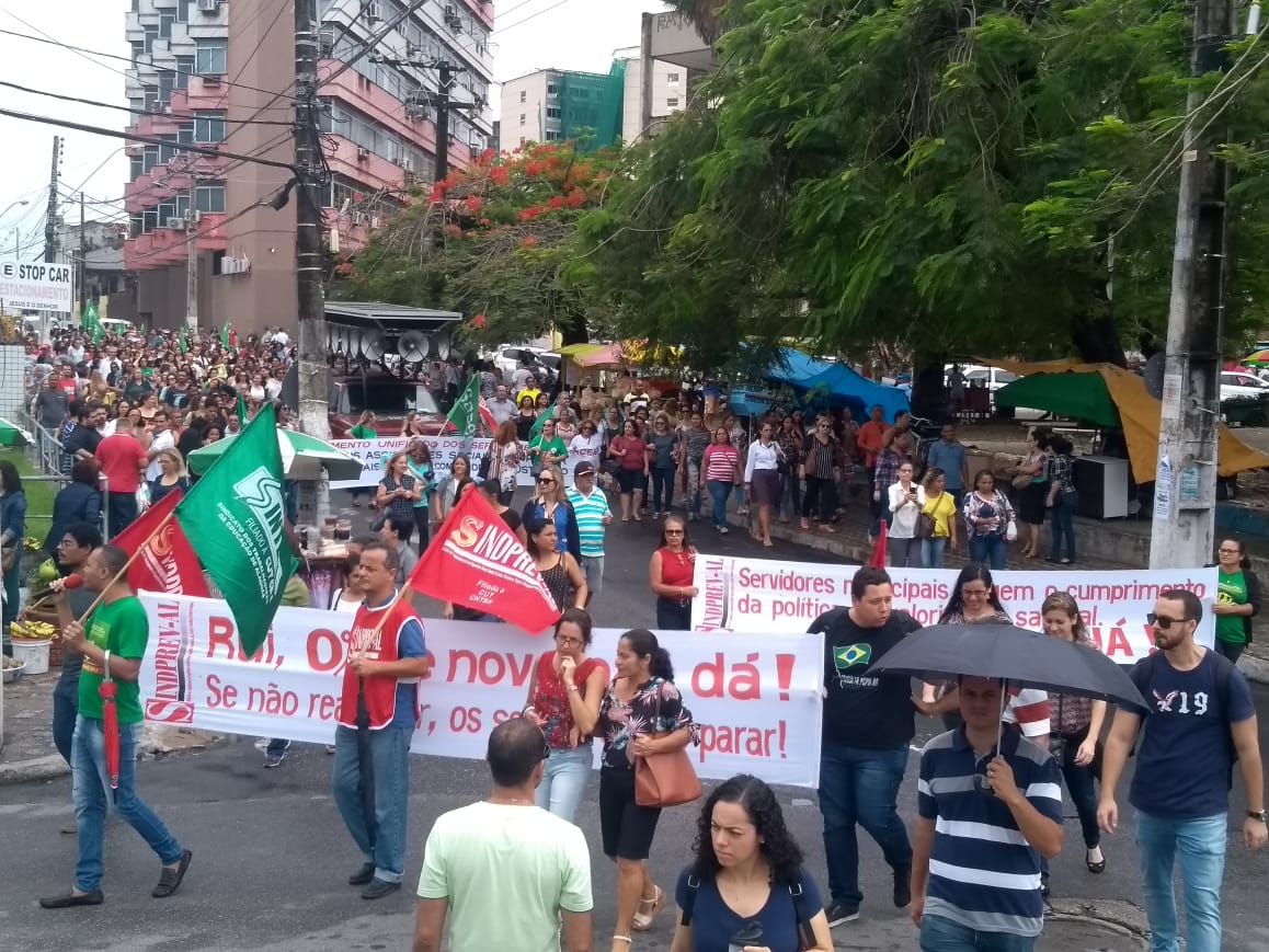 Milhares de servidores participam de manifestação no primeiro dia de paralisação
