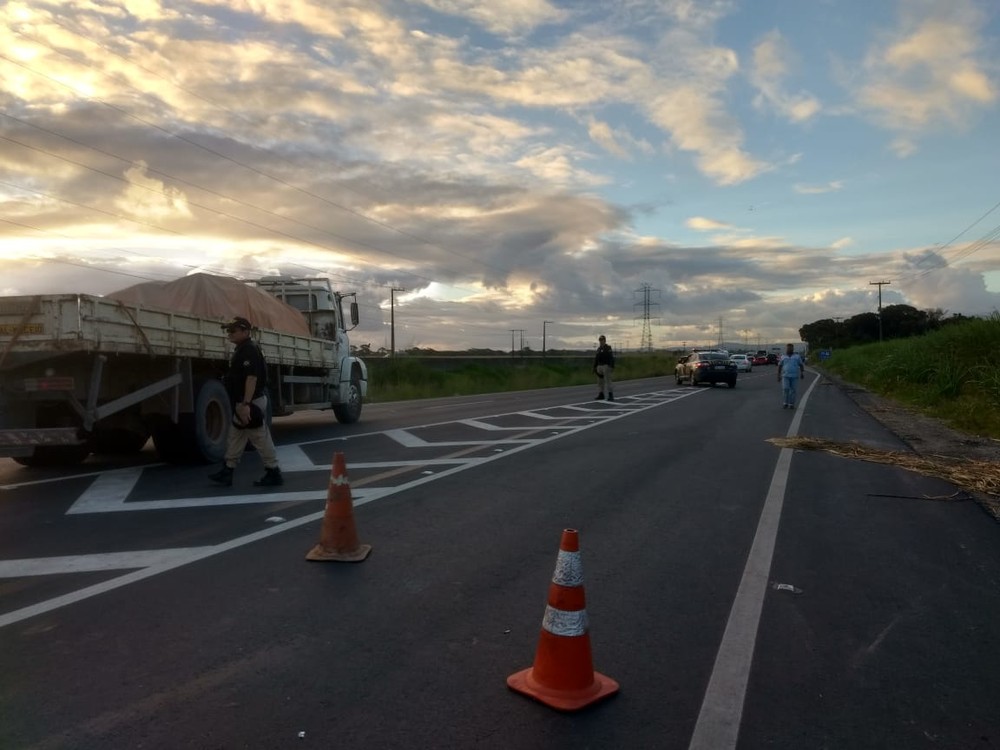Manifestantes começam a deixar mobilização na BR-101, em Alagoas