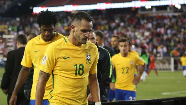 Na seleção brasileira, Renato Augusto sente dores no joelho e é afastado de treinamento