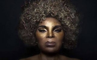 Elza Soares, 87, lança ‘Deus É Mulher’, em que amplia participações femininas