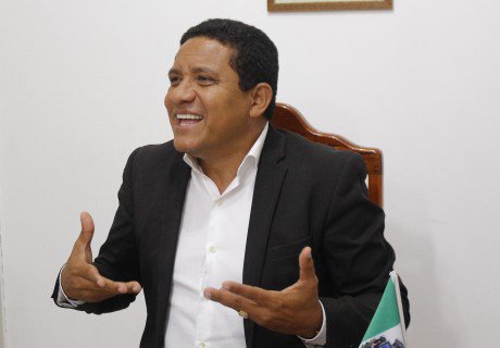 O jornalista no cargo de prefeito: a diferença do “estou” no Poder