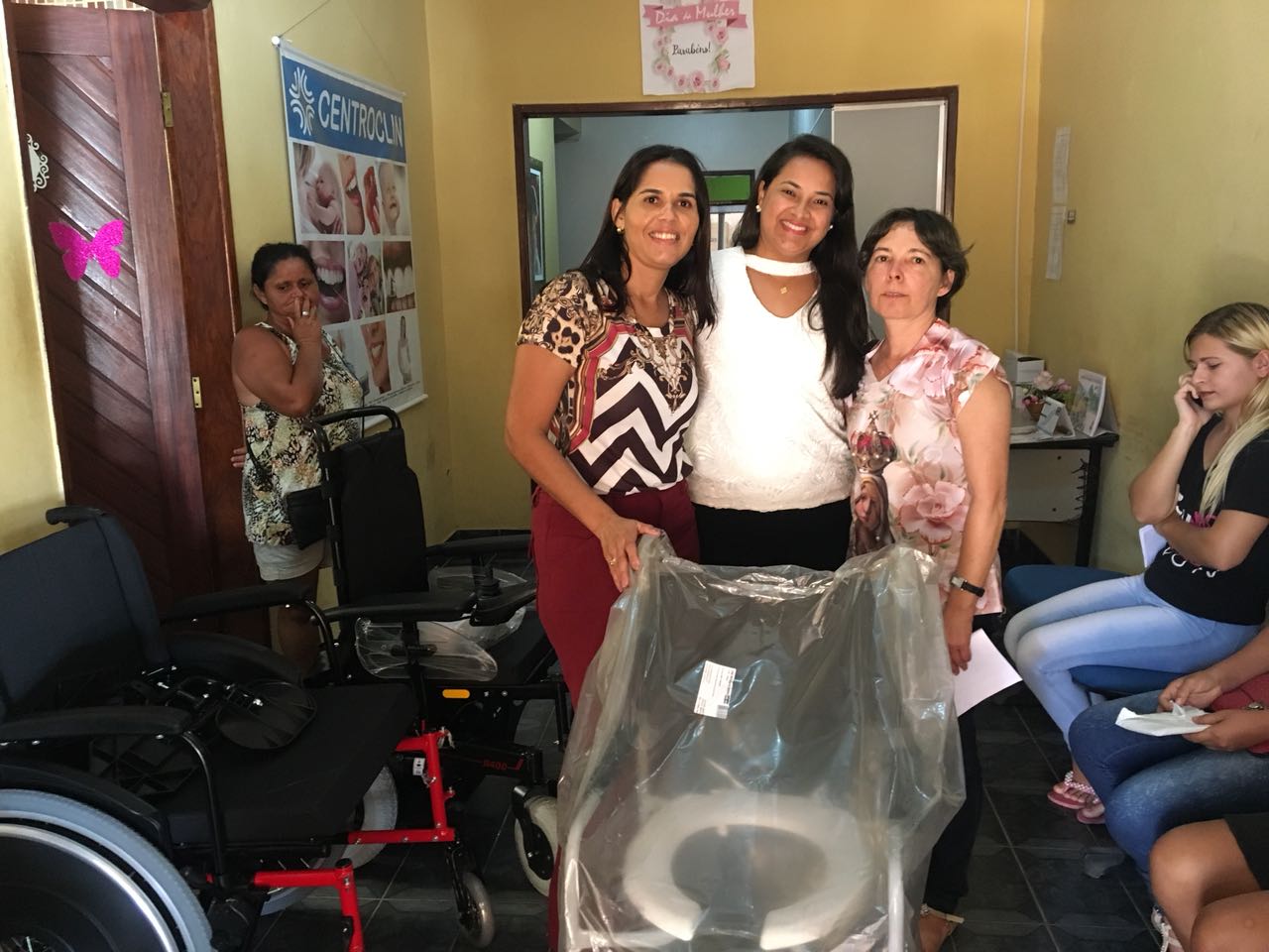 Prefeitura de Igaci e Pestalozzi entregam cadeiras de rodas à portadores de necessidades especiais