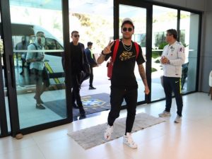 Neymar e Gabriel Jesus chegam à Granja Comary para preparação da Copa