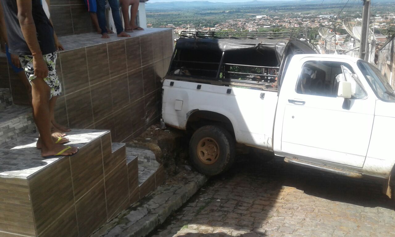 Homem morre após caminhonete virar por cima dele em Palmeira