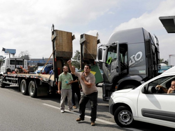 Caminhoneiros criticam sindicatos e dizem que continuarão parados