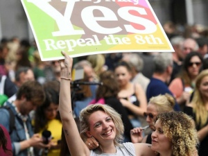 Irlandeses votam por legalizar o aborto em referendo histórico