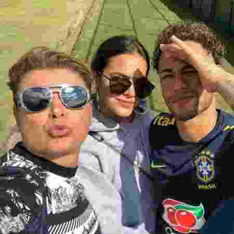 Bruna Marquezine visita treino da seleção e posa com Neymar