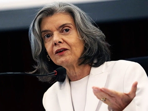 Cármen Lúcia cita ‘grave momento’ político e social e diz que ‘democracia é único caminho legítimo’