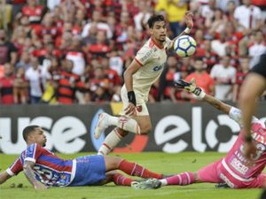 Flamengo vence o Bahia e segue na liderança do Brasileiro
