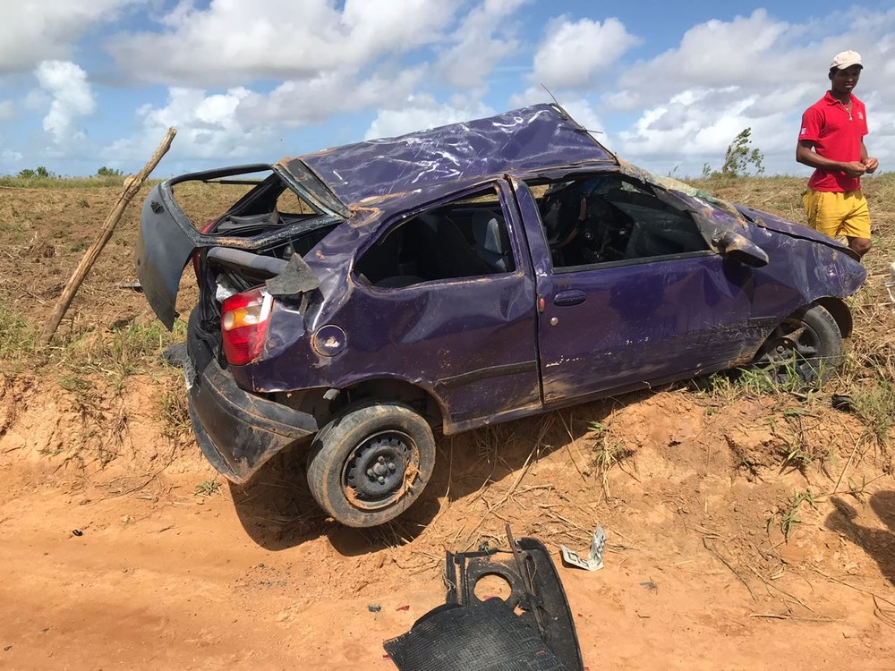 Grupo tenta fugir da polícia, capota com o carro e acaba detido em Maceió