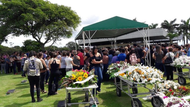 Corpo de jogadora de vôlei é sepultado em Maceió