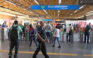 Homem é preso por ejacular em mulher no metrô