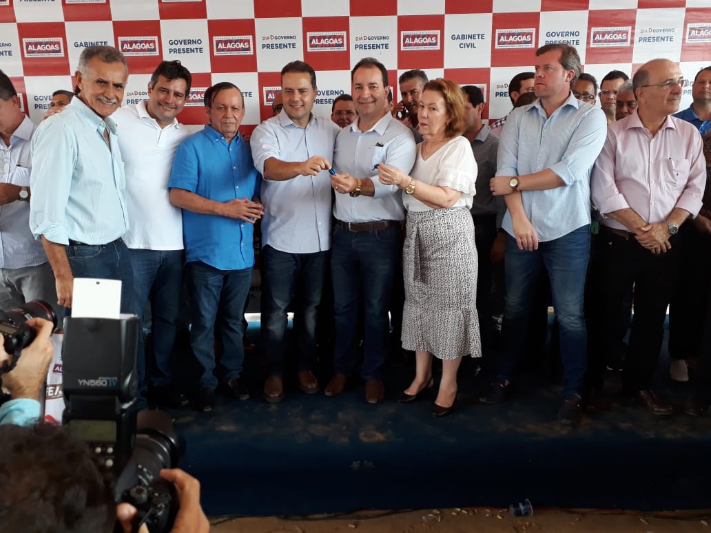 Prefeitura de Igaci recebe trator agrícola do Estado