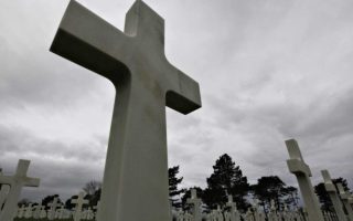 Vândalos abrem sepultura de cemitério em Bauru e espalham ossos