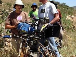 Cineasta morre atacado por girafa durante filmagem na África do Sul