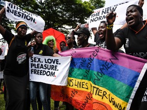Manifestação em Uganda após onda de crimes contra as mulheres reúne centenas de pessoas