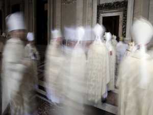 Vaticano julgará padre diplomata por pornografia infantil