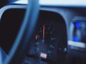 Idoso perde o controle do carro e atropela duas pessoas em SP