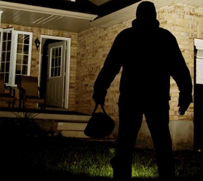 Indivíduos invadem casa, rasgam sofá e furtam dinheiro em Delmiro Gouveia