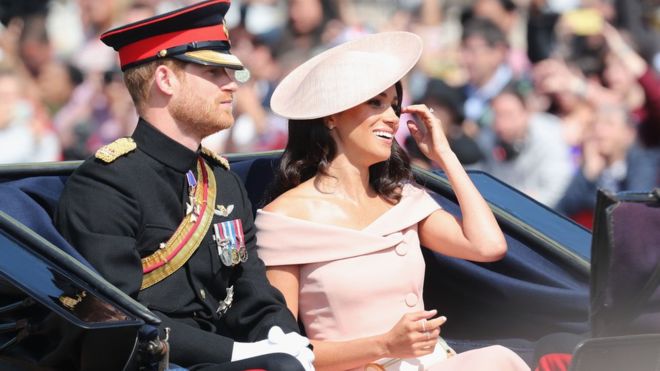 De volta da lua de mel, príncipe Harry e Meghan Markle participam de desfile do aniversário da rainha Elizabeth 2ª