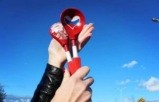 Esqueçam as vuvuzelas: conheça a colher musical dos russos para a Copa