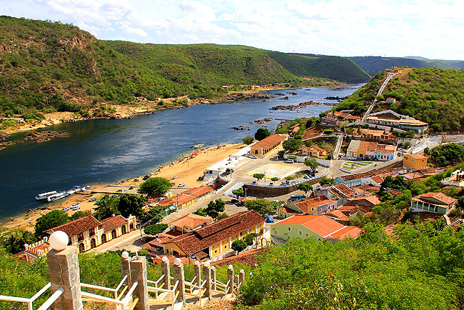 Acusado de ameaçar policiais e atirar em viatura é preso em Piranhas