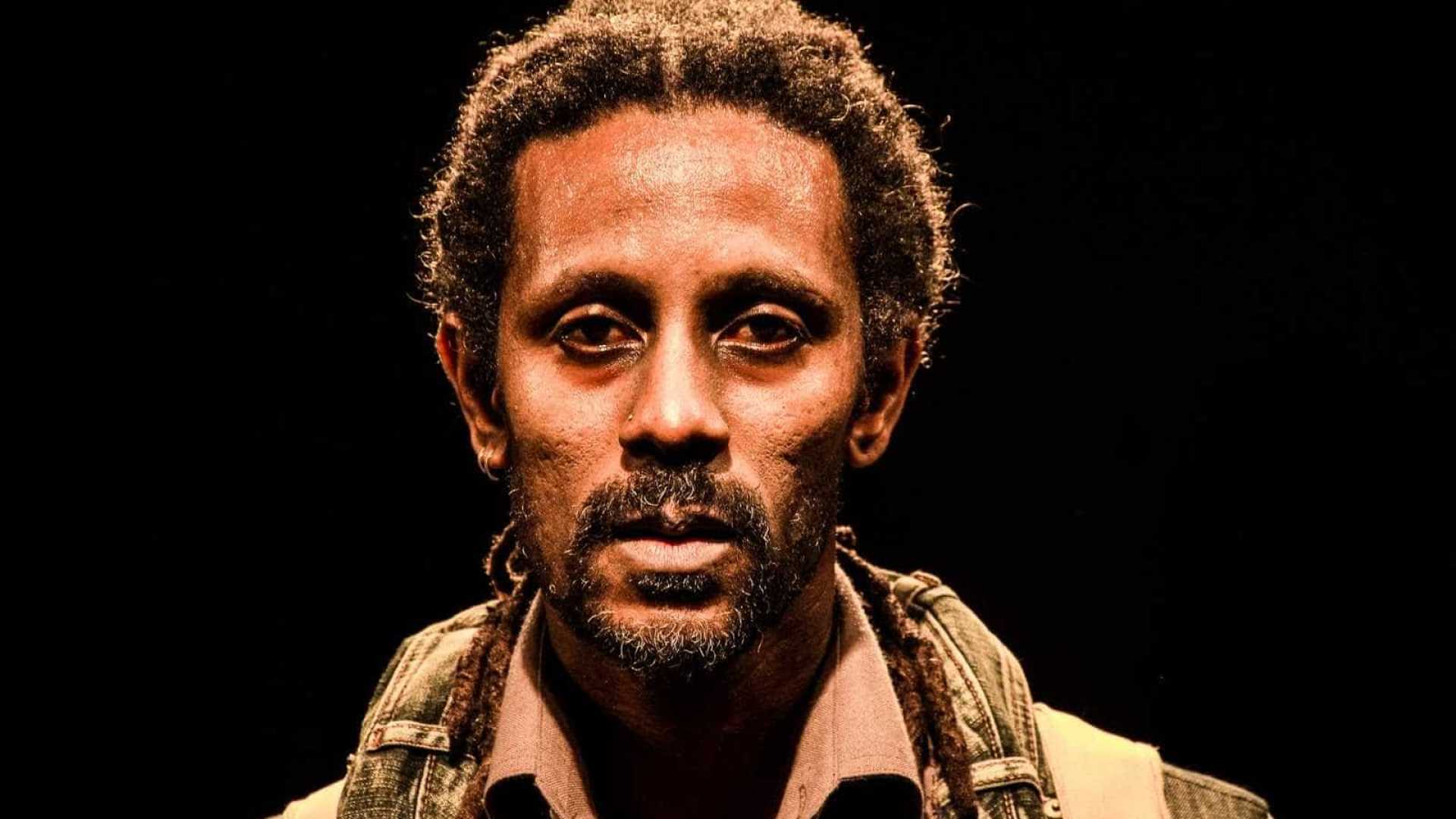 Ator de peça sobre racismo é baleado após ser confundido com bandido