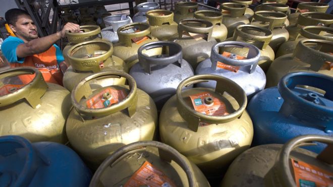 Alta de 17% no botijão de gás faz famílias recorrerem a empréstimo e lenha