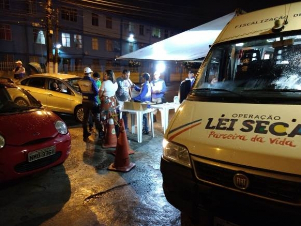 Lei Seca autua 15 pessoas por situação de alcoolemia no bairro do Poço