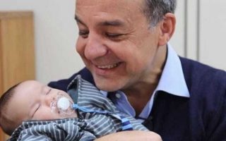 Sérgio Cabral conhece neto durante audiência no Rio