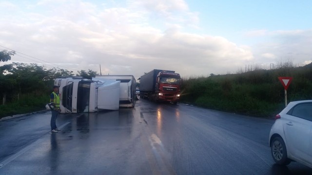 Carreta tomba em São Miguel dos Campos e trecho fica parcialmente interditado