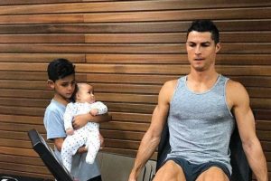 “Relação triste” de Cristiano Ronaldo com filho vira piada na internet