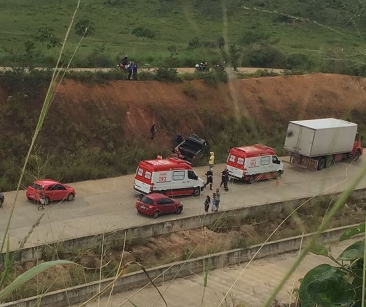 Motorista morre após ser atingido por peça que se desprendeu de carreta na BR 101