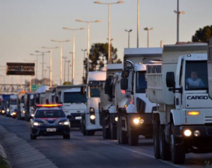 Caminhoneiros ameaçam nova greve se tabela de preços mínimos de frete for alterada