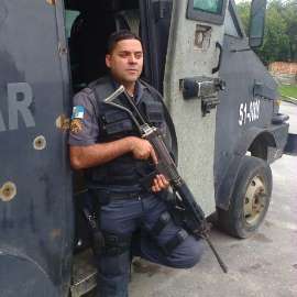 Mãe morre após reconhecer corpo de PM executado em assalto no RJ