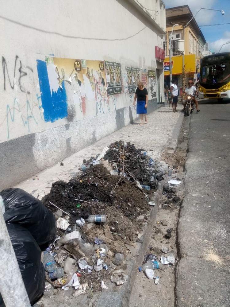 Slum retira 3.800 toneladas de lixo de canaletas do Centro de Maceió
