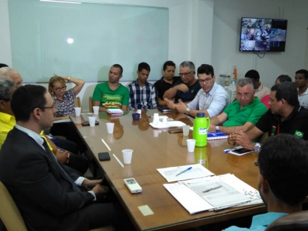 Servidores públicos municipais discutem reivindicações com o município