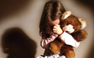 Mãe encontra fotos das filhas sendo estupradas no celular do marido