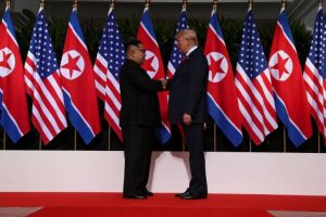 Em Singapura, Donald Trump e Kim Jong-un dão aperto de mão histórico