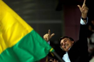 Bolsonaro lidera corrida presidencial em 1º e 2º turnos, diz pesquisa