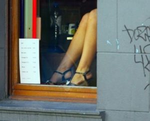 Prostitutas de Bruxelas fazem greve em protesto após assassinato de colega