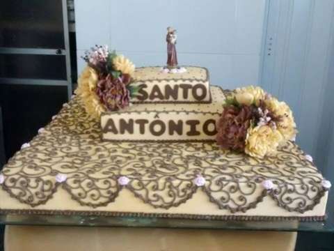 Achar alianças no bolo de Santo Antônio é garantia de casamento para devotos em Alagoas