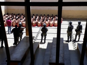 População carcerária quase dobrou em dez anos no Brasil