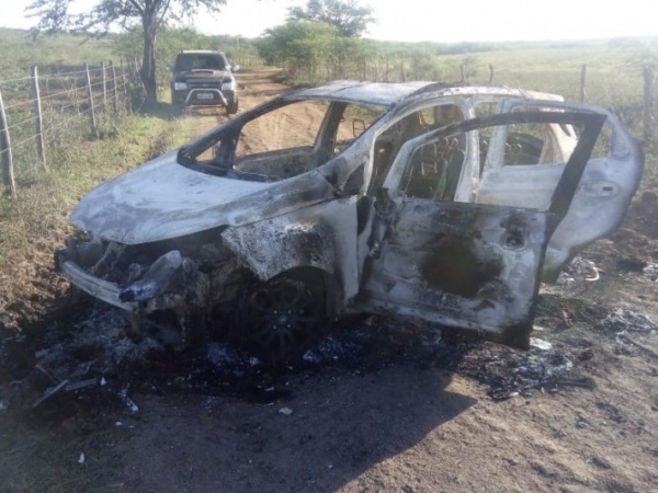 Carros usados em roubo a bancos em Pão de Açúcar são encontrados
