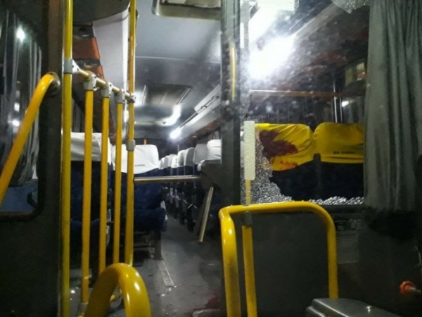 Vítimas de tiroteio dentro de ônibus seguem internadas no Hospital Geral